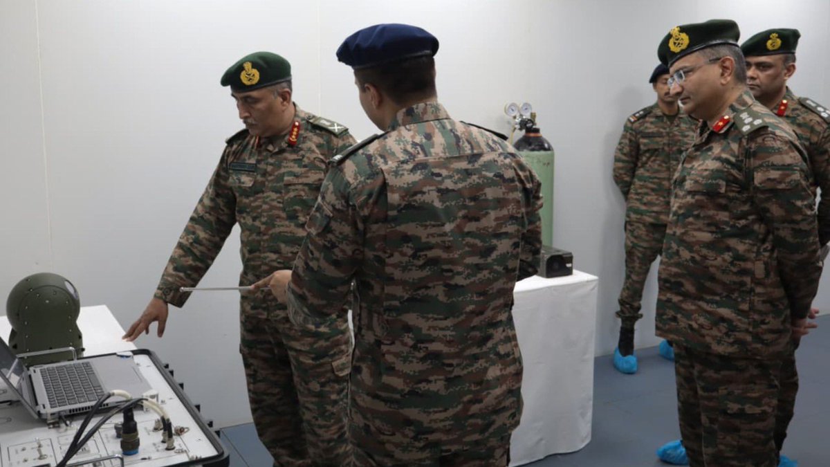 IaSouthern's tweet image. Lt Gen Sandeep Jain, AVSM, SM, General Officer Commanding-in-Chief, #SouthernCommand, visited #Vadodara Military Station and reviewed the operational preparedness of the ‘First In Battle’ Air Defence Brigade.

The Army Commander was briefed on the Formation’s state-of-the-art