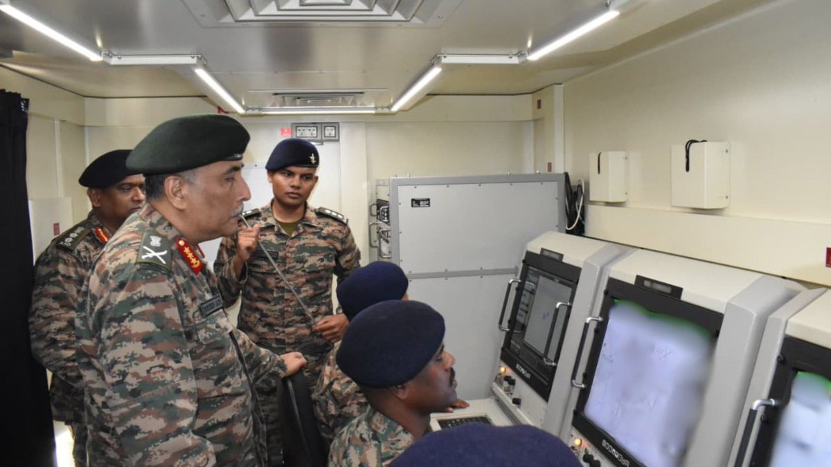 IaSouthern's tweet image. Lt Gen Sandeep Jain, AVSM, SM, General Officer Commanding-in-Chief, #SouthernCommand, visited #Vadodara Military Station and reviewed the operational preparedness of the ‘First In Battle’ Air Defence Brigade.

The Army Commander was briefed on the Formation’s state-of-the-art