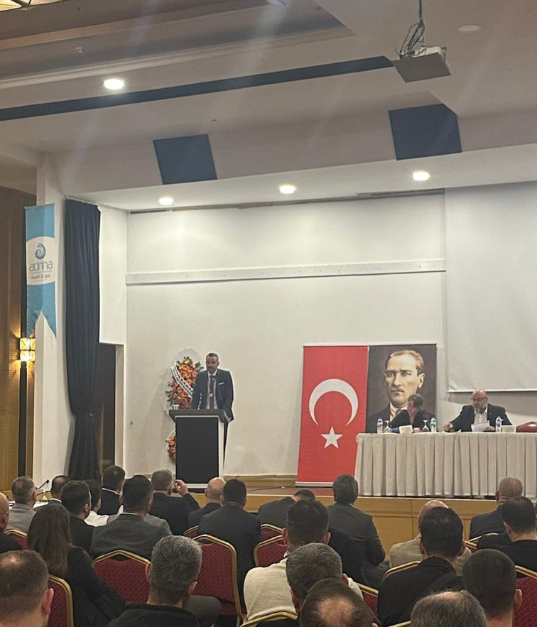 tes_is1963's tweet photo. BALIKESİR ŞUBEMİZİN 13. OLAĞAN GENEL KURULU YAPILDI

Balıkesir Şubemizin 13. Olağan Genel Kurulu 28 Mart 2026 tarihinde gerçekleştirilmiştir. Şubemizin Genel Kuruluna; Genel Başkanımız İrfan KABALOĞLU, Genel Başkan Yardımcımız Hüseyin ÖZİL, Genel Başkan Yardımcımız Eşref ERDEN şubelerimizin başkan ve yöneticileri ile delegeler ve üyelerimiz katılmıştır. 

Genel Başkanımız İrfan KABALOĞLU, Balıkesir Şubemizin 28 Mart 2026 tarihinde gerçekleştirilen Olağan Genel Kurulu’nda yaptığı konuşmada, enerji işkolunun ülkemiz açısından stratejik önemine dikkat çekerek, TES-İŞ’in her koşulda sahada ve mücadelenin içinde olmaya devam ettiğini vurguladı.

Zor bir dönemden geçildiğini ifade eden KABALOĞLU; pandemi, savaşlar, ekonomik krizler ve bölgesel istikrarsızlıkların en çok emekçileri etkilediğini belirterek, artan hayat pahalılığı, bozulan gelir dengesi ve zayıflayan iş güvencesine karşı sendikal mücadelenin önemine işaret etti.

Genel Başkanımız, gerçekleştirilen zorlu müzakerelerin ardından imzalanan kamu toplu iş sözleşmelerinde elde edilen kazanımlar ile üyelerimizin ücret ve sosyal haklarındaki iyileştirmeler hakkında bilgi verdi. Bu kapsamda; DSİ ve EÜAŞ dâhil olmak üzere kamu sözleşmelerinde eşitsizliklerin büyük ölçüde giderildiğini, ücretlerde ciddi artışlar elde edildiğini vurguladı.

Balıkesir Şubemizin örgütlü olduğu elektrik dağıtım ve özel sektör işyerlerini kapsayan toplu iş sözleşmeleri ile örgütlenme çalışmalarına da değinen KABALOĞLU; Uluğ Enerji’de verilen sendikal mücadele, Aksa Doğalgaz ve Koni Teknik A.Ş.’de yürütülen örgütlenme faaliyetleri ile özel sektör işyerlerindeki toplu iş sözleşmesi süreçleri hakkında bilgi verdi. Bu işyerlerinde çalışan arkadaşlarımızın toplu iş sözleşmelerimizin güvencesi altına alınması ve elde edilen önemli kazanımlara dikkat çekti.

Enerji işkolunda lider sendika konumunu sürdüren Sendikamızın, UEDAŞ başta olmak üzere yeni işyerlerinde yetki almak için yürüttüğü çalışmaların devam ettiğinin altını çizen KABALOĞLU, birlik ve beraberlik mesajları verdi. Taşeron çalışanların haklarının iyileştirilmesi yönünde atılan adımları; ücret, yemek ve sosyal haklarda sağlanan kazanımları aktararak, KİT’lerde kadro taleplerimizin sürdüğünü ifade etti.

Konuşmasında gelir adaletsizliği ve vergi yüküne de dikkat çeken Genel Başkanımız İrfan KABALOĞLU, çalışanların üzerindeki vergi yükünün hafifletilmesi gerektiğini vurgulayarak, mücadelenin süreceğini belirtti. Konuşmasının sonunda Balıkesir Şube Kongremizin teşkilatımıza ve çalışma hayatına hayırlı sonuçlar getirmesini diledi.

Genel Kurulun seçim sonuçlarına göre; Özmen KARADAĞ  Şube Başkanı olurken Şube Yönetim, Denetim ve Disiplin Kurulları aşağıdaki şekilde oluşmuştur. Kongrenin teşkilatımıza ve çalışma hayatına hayırlı sonuçlar getirmesini temenni eder, göreve seçilen arkadaşlarımıza başarılar dileriz.

Balıkesir Şube Yönetim Kurulu Üyeleri

Özmen KARADAĞ
Şube Başkanı

Cihan FUÇUCUOĞLU
Şube Genel Sekreteri

Raif KAPSIZ
Şube Mali Sekreteri

Yunus SELVİ
Şube Teşkilat Sekreteri

Samet ÇETİN
Şube Eğitim Sekreteri

Denetim Kurulu Üyeleri
Tolga Yaman ÜGE
Coşkun DURMAZ
Mert KAHRAMAN

Disiplin Kurulu Üyeleri
Tuncay ERDEM
Sami YILDIRIM
Enis TEKİN