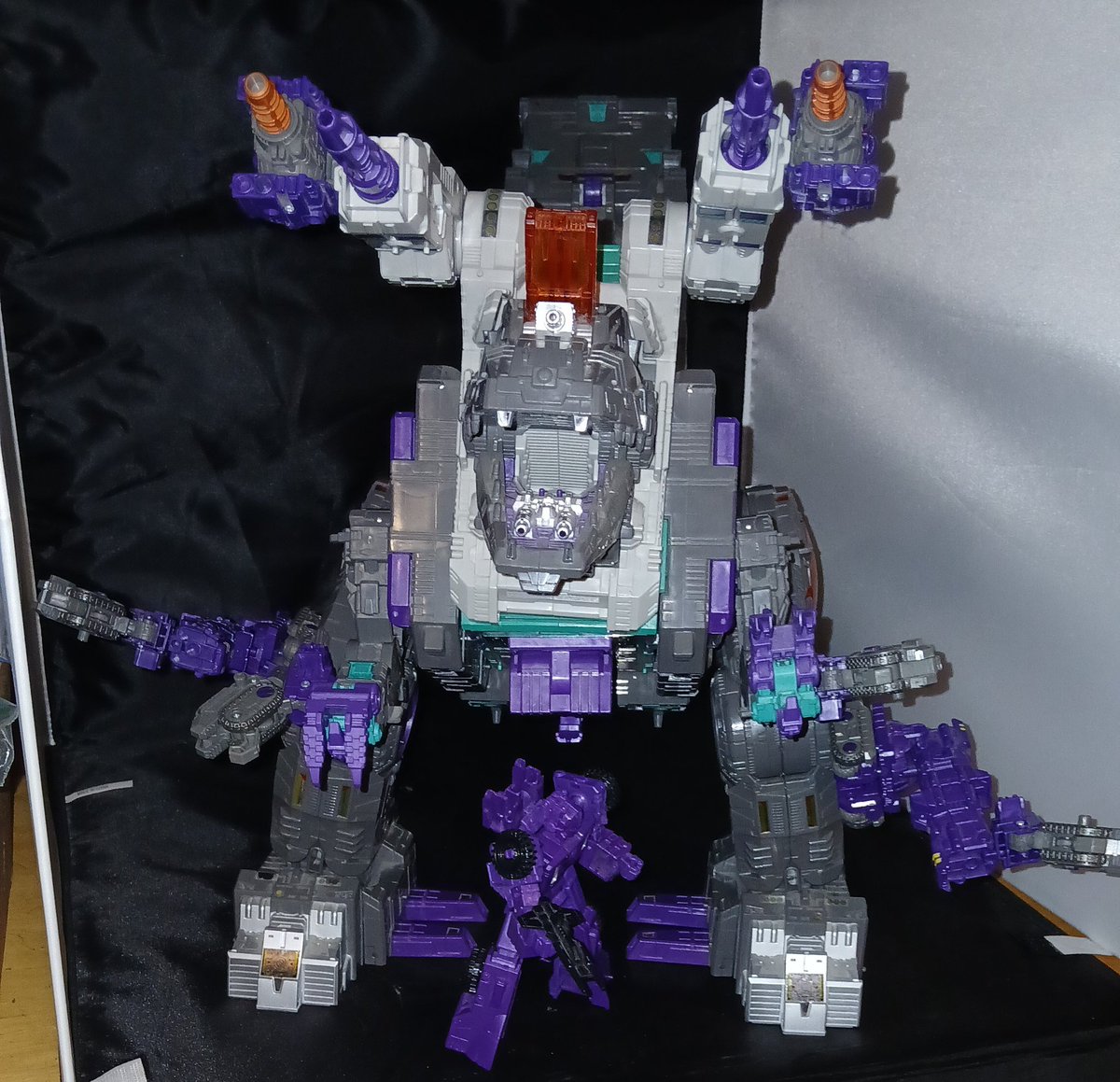 driftertx21's tweet image. Titans return trypticon with toyjax labels and brunt weapons zero
#transformers #decepticon #trypticon #toyhax