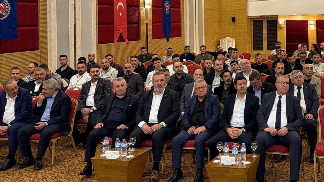 tes_is1963's tweet photo. BALIKESİR ŞUBEMİZİN 13. OLAĞAN GENEL KURULU YAPILDI

Balıkesir Şubemizin 13. Olağan Genel Kurulu 28 Mart 2026 tarihinde gerçekleştirilmiştir. Şubemizin Genel Kuruluna; Genel Başkanımız İrfan KABALOĞLU, Genel Başkan Yardımcımız Hüseyin ÖZİL, Genel Başkan Yardımcımız Eşref ERDEN şubelerimizin başkan ve yöneticileri ile delegeler ve üyelerimiz katılmıştır. 

Genel Başkanımız İrfan KABALOĞLU, Balıkesir Şubemizin 28 Mart 2026 tarihinde gerçekleştirilen Olağan Genel Kurulu’nda yaptığı konuşmada, enerji işkolunun ülkemiz açısından stratejik önemine dikkat çekerek, TES-İŞ’in her koşulda sahada ve mücadelenin içinde olmaya devam ettiğini vurguladı.

Zor bir dönemden geçildiğini ifade eden KABALOĞLU; pandemi, savaşlar, ekonomik krizler ve bölgesel istikrarsızlıkların en çok emekçileri etkilediğini belirterek, artan hayat pahalılığı, bozulan gelir dengesi ve zayıflayan iş güvencesine karşı sendikal mücadelenin önemine işaret etti.

Genel Başkanımız, gerçekleştirilen zorlu müzakerelerin ardından imzalanan kamu toplu iş sözleşmelerinde elde edilen kazanımlar ile üyelerimizin ücret ve sosyal haklarındaki iyileştirmeler hakkında bilgi verdi. Bu kapsamda; DSİ ve EÜAŞ dâhil olmak üzere kamu sözleşmelerinde eşitsizliklerin büyük ölçüde giderildiğini, ücretlerde ciddi artışlar elde edildiğini vurguladı.

Balıkesir Şubemizin örgütlü olduğu elektrik dağıtım ve özel sektör işyerlerini kapsayan toplu iş sözleşmeleri ile örgütlenme çalışmalarına da değinen KABALOĞLU; Uluğ Enerji’de verilen sendikal mücadele, Aksa Doğalgaz ve Koni Teknik A.Ş.’de yürütülen örgütlenme faaliyetleri ile özel sektör işyerlerindeki toplu iş sözleşmesi süreçleri hakkında bilgi verdi. Bu işyerlerinde çalışan arkadaşlarımızın toplu iş sözleşmelerimizin güvencesi altına alınması ve elde edilen önemli kazanımlara dikkat çekti.

Enerji işkolunda lider sendika konumunu sürdüren Sendikamızın, UEDAŞ başta olmak üzere yeni işyerlerinde yetki almak için yürüttüğü çalışmaların devam ettiğinin altını çizen KABALOĞLU, birlik ve beraberlik mesajları verdi. Taşeron çalışanların haklarının iyileştirilmesi yönünde atılan adımları; ücret, yemek ve sosyal haklarda sağlanan kazanımları aktararak, KİT’lerde kadro taleplerimizin sürdüğünü ifade etti.

Konuşmasında gelir adaletsizliği ve vergi yüküne de dikkat çeken Genel Başkanımız İrfan KABALOĞLU, çalışanların üzerindeki vergi yükünün hafifletilmesi gerektiğini vurgulayarak, mücadelenin süreceğini belirtti. Konuşmasının sonunda Balıkesir Şube Kongremizin teşkilatımıza ve çalışma hayatına hayırlı sonuçlar getirmesini diledi.

Genel Kurulun seçim sonuçlarına göre; Özmen KARADAĞ  Şube Başkanı olurken Şube Yönetim, Denetim ve Disiplin Kurulları aşağıdaki şekilde oluşmuştur. Kongrenin teşkilatımıza ve çalışma hayatına hayırlı sonuçlar getirmesini temenni eder, göreve seçilen arkadaşlarımıza başarılar dileriz.

Balıkesir Şube Yönetim Kurulu Üyeleri

Özmen KARADAĞ
Şube Başkanı

Cihan FUÇUCUOĞLU
Şube Genel Sekreteri

Raif KAPSIZ
Şube Mali Sekreteri

Yunus SELVİ
Şube Teşkilat Sekreteri

Samet ÇETİN
Şube Eğitim Sekreteri

Denetim Kurulu Üyeleri
Tolga Yaman ÜGE
Coşkun DURMAZ
Mert KAHRAMAN

Disiplin Kurulu Üyeleri
Tuncay ERDEM
Sami YILDIRIM
Enis TEKİN