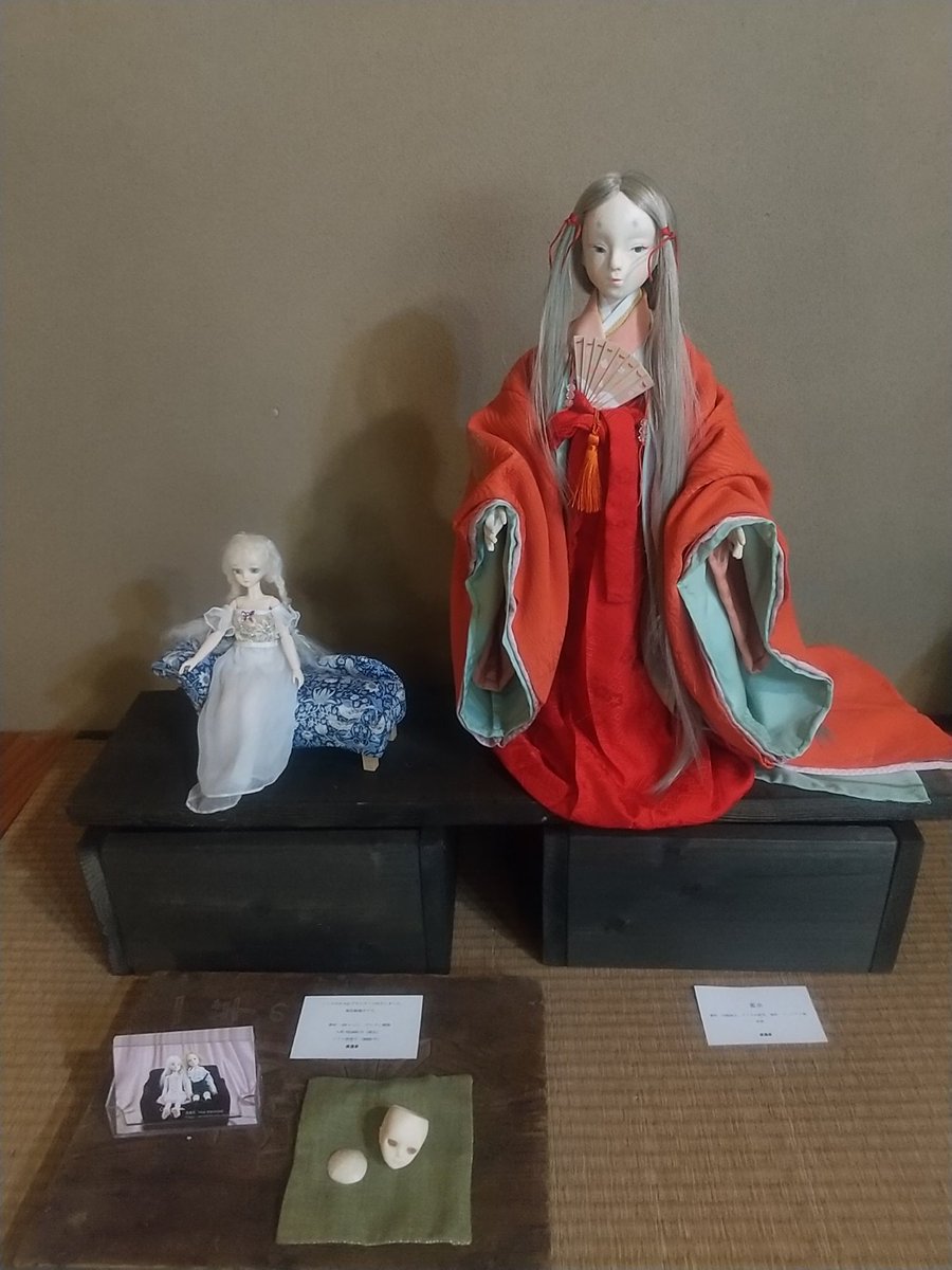 今日から始まります。
10日間よろしくお願いいたします。
搬入の時は落ち着いて撮れなかった私の作品です。
作った扇をどうしても持ってくれないので、やむなく袴にさしています。
左は１つだけ完成した3Dプリンターの子。
#春ノ宴