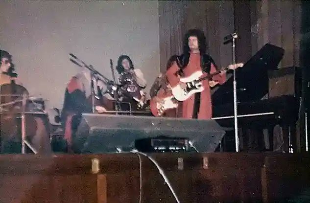 Quien nos ha hecho llegar estas instantáneas a ELOSP, y después de haberlas retocado para mejorar su calidad… nos aseguraba que se trata de imágenes del PRIMER TOUR DE ELO EN UK...
Full story: elosp.com
#elosp #elo #electriclightorchestra #jefflynne #jefflynneselo