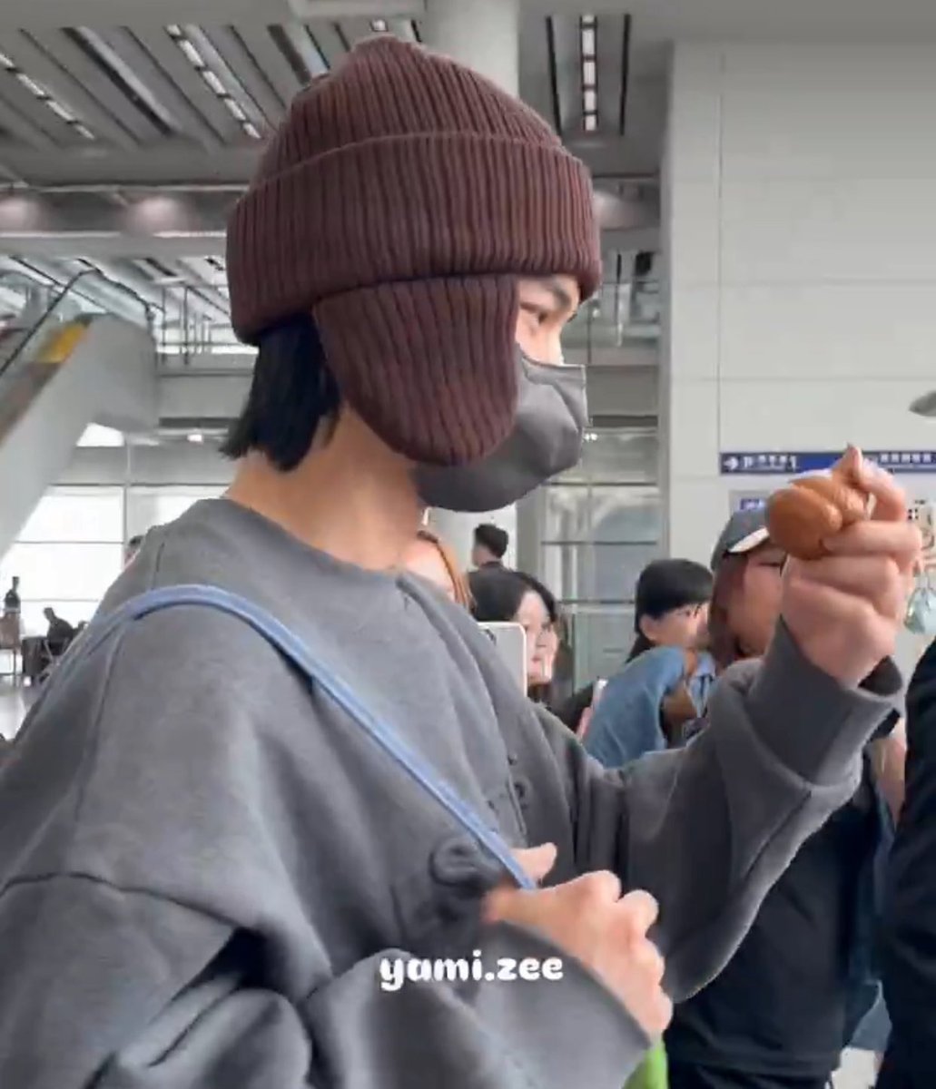 IamMoon7's tweet photo. #LRTs This is what I love about Win. He could see the funny side, the intentional jokes behind these gifts. He could laugh about it bc he knew fans didn't mean any harm towards him with these teases. It's all for fun. Unlike some celebrities who think so highly of themselves. https://t.co/wBOnGEgUNl