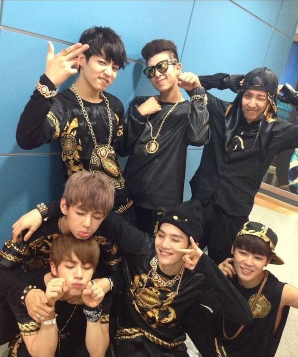rootedinbangtan's tweet photo. same number of heads in both pictures! https://t.co/WCOdPX2azk