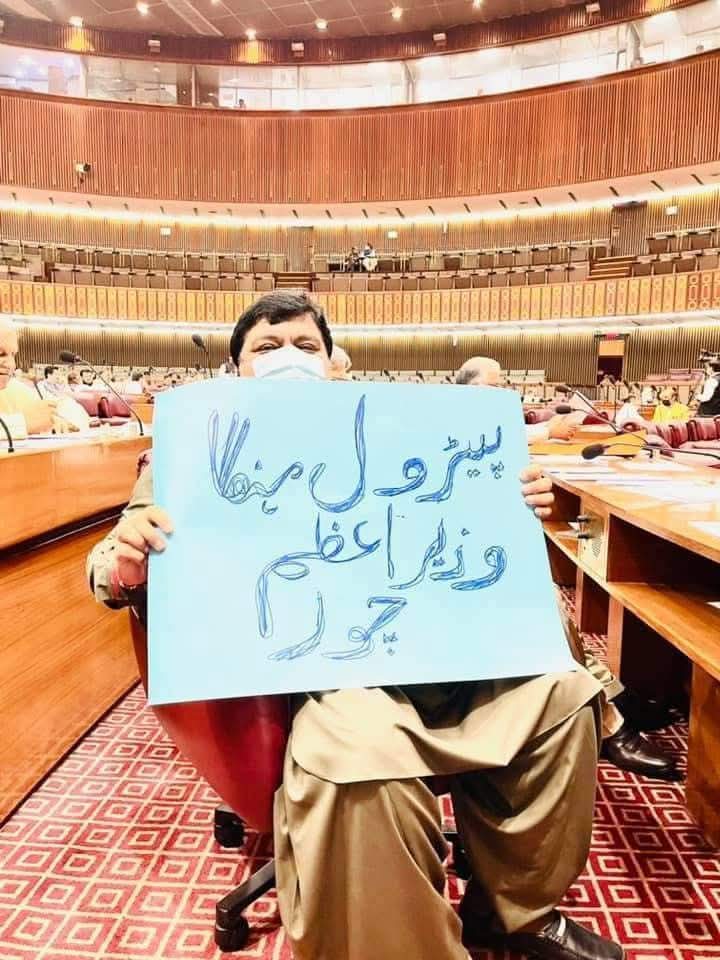 its_blud's tweet image. Kheeal Das Kohistani.😂

#PMLN