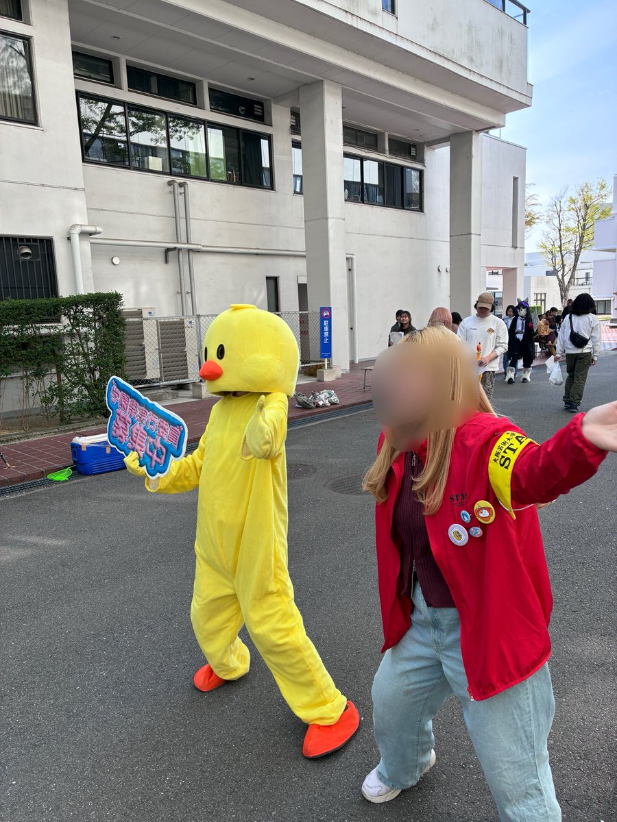 oua_events's tweet photo. サークル紹介期間2️⃣日目🙌🏻

各サークルが全力でビラ配布・サークル勧誘しています！
新入生の皆さんはたくさんビラを持ち帰ってサークル入部を考えてみてください💭
本日は17時まで勧誘をしています！

 #oua #nextoua   #春から芸大  #大阪芸大
  #大阪芸術大学  #新歓 https://t.co/LUaD1CPEdV