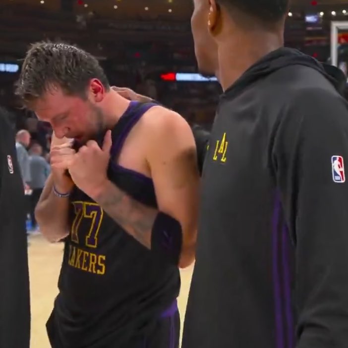 sportswithcon's tweet image. the way Austin is over there beating ass so Rui has to check on the wife 😭💜 #teamwork