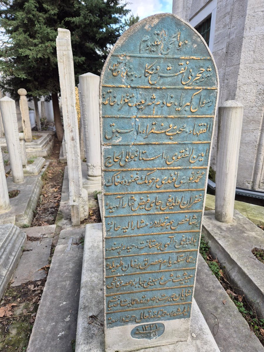 Sultan Hamid için hal fetvası yazmaktan kaçınarak büyük bir cesaret, haysiyet ve fazilet numunesi gösteren merhum Fetva Emini Hacı Nuri Efendi'nin kabri. Avluda Eyüp Sultan türbesine girmeden solda setin üstündedir