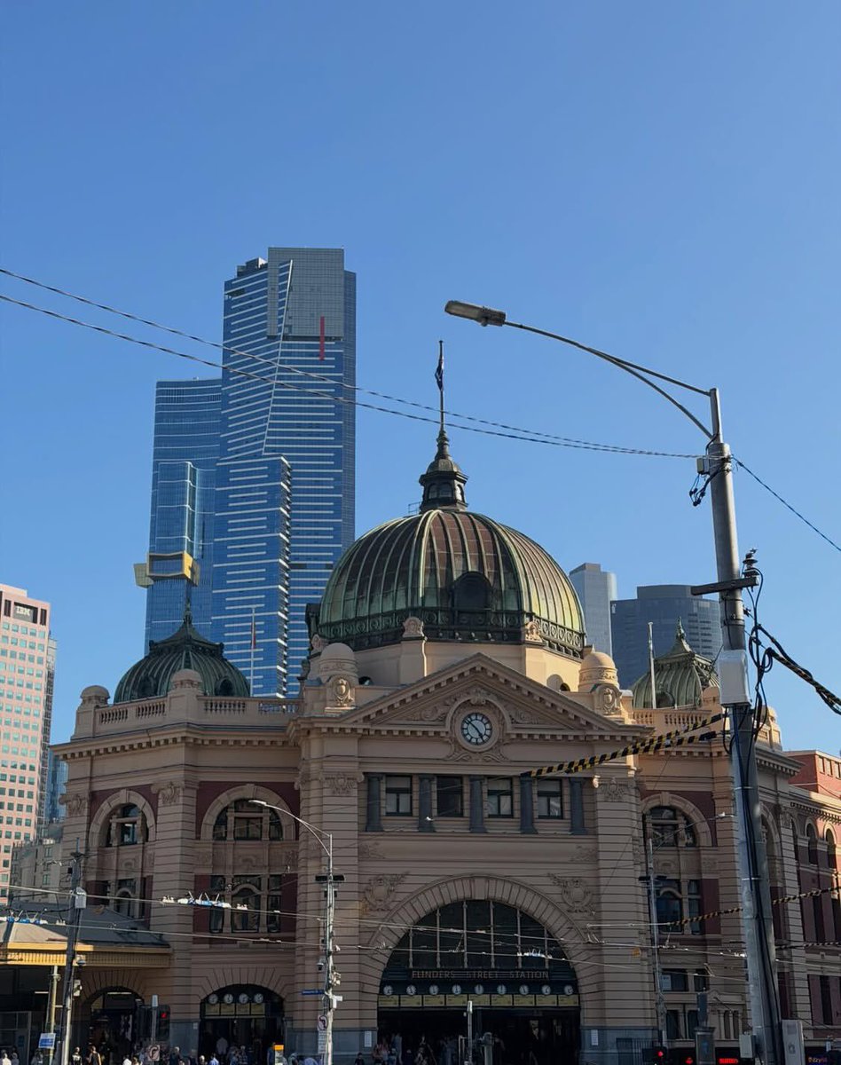 nmfrp47235342's tweet photo. didn’t plan to fall for this city.
yet here we are.
弗林德斯街车站 🏛️ 
圣保罗大教堂 ⛪ 
���车 🚃 
州立��书馆 📚
随便走走，就把墨尔本走完了
#墨尔本 https://t.co/1DScfbj8Sn
