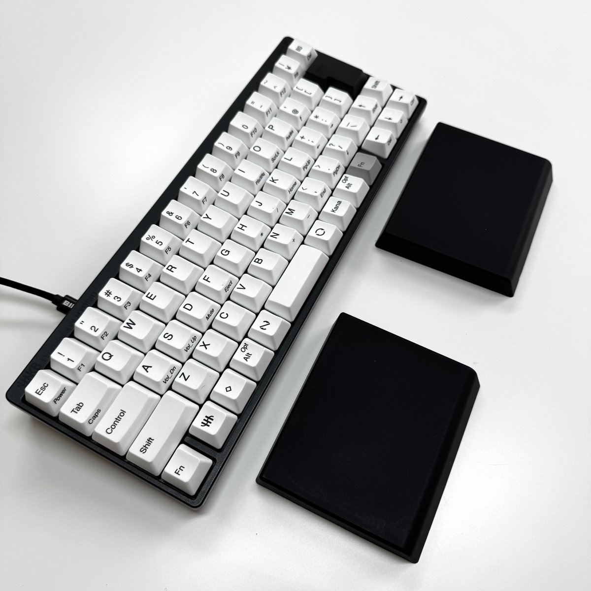 birdelectron's tweet photo. 新年度なので黒ボディーのキートップを新品にしたら新鮮。 https://t.co/eBdmsnAYM3