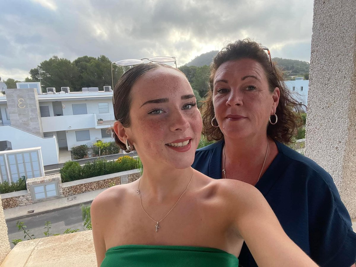 mother daughter tweet media