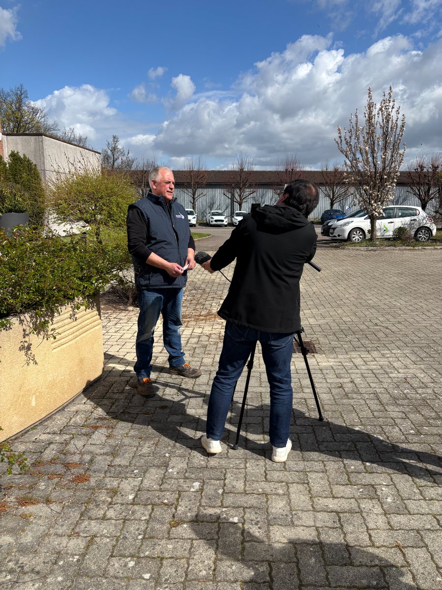 scaracoop's tweet photo. Hervé, Responsable secteur, et Malou, Chargée de RH, ont témoigné sur l’accompagnement au quotidien des adhérents👥 
Merci à eux et merci à @TerresVignes10 &amp; @canal32 pour la mise en valeur de ce métier !
📺 RDV jeudi 30 avril sur @canal32 pour découvrir la vidéo !
#Recrutement https://t.co/mYM1C38cnq