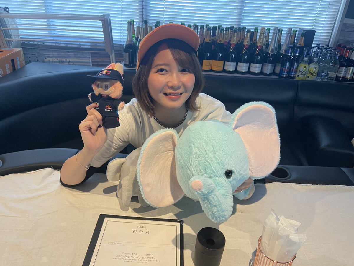 tonight_darts's tweet photo. 先日のお話ですが…👀

「まよんぬと仲良いんだよ」と言っても
みんなに疑われていた橋爪プロ👨🏼‍🦱

そんな橋爪プロのため（？）に…
なんとF1観戦の合間にご来店いただきました🏎️✨ https://t.co/qDGa0dYYGa