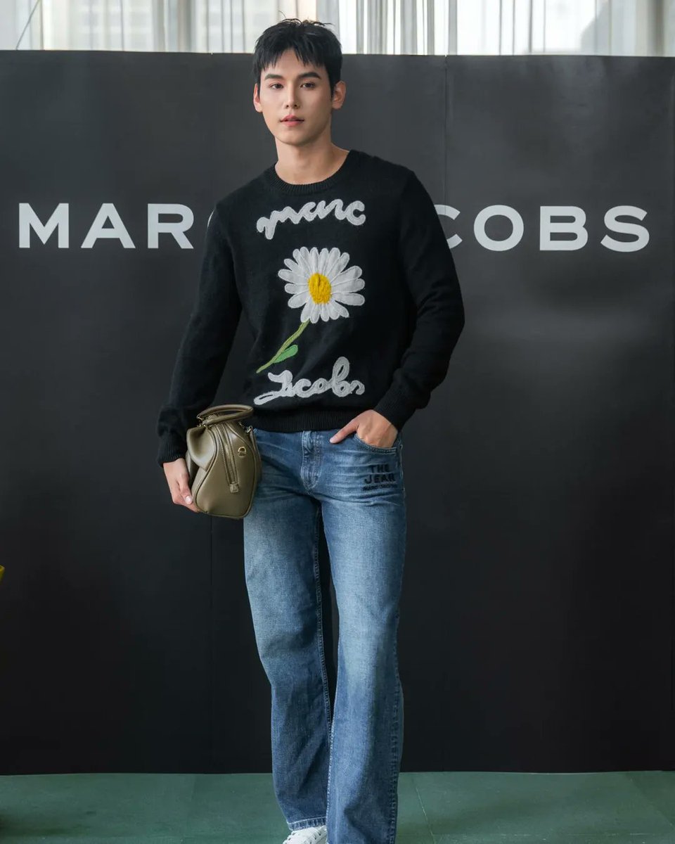 onlyjaphachara's tweet photo. IG Post: tb_entofficial

จา พชร ร่วมงาน เปิดตัวคอลเลกชัน Spring/Summer 2026 Marc Jacobs ภายใต้คอนเซปต์ ”Make Your Marc“ 

#JaPhachara #จาพชร #TeddyJa #HoneyJa #MarcJacobsTH #MarcJacobs https://t.co/bIPFVWVyhp
