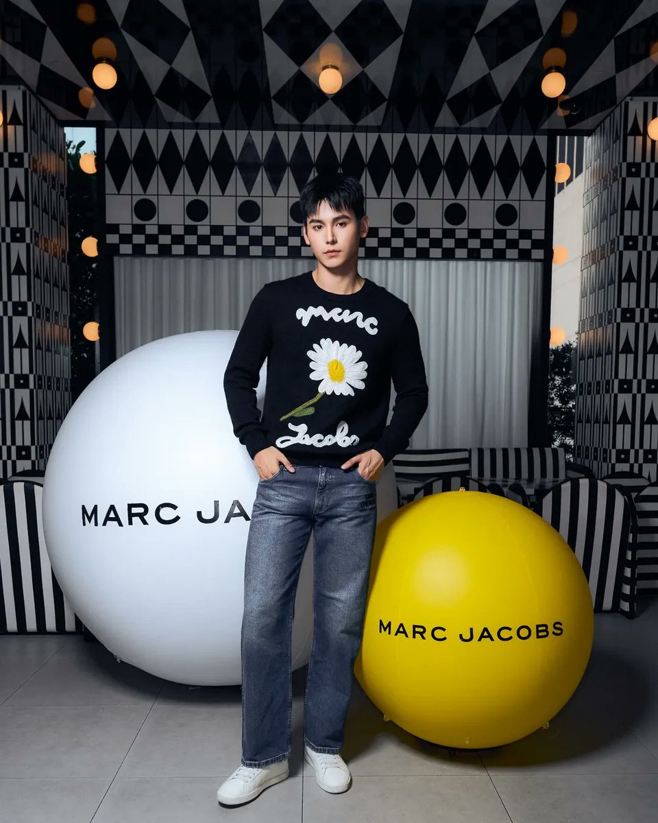 onlyjaphachara's tweet photo. IG Post: tb_entofficial

จา พชร ร่วมงาน เปิดตัวคอลเลกชัน Spring/Summer 2026 Marc Jacobs ภายใต้คอนเซปต์ ”Make Your Marc“ 

#JaPhachara #จาพชร #TeddyJa #HoneyJa #MarcJacobsTH #MarcJacobs https://t.co/bIPFVWVyhp