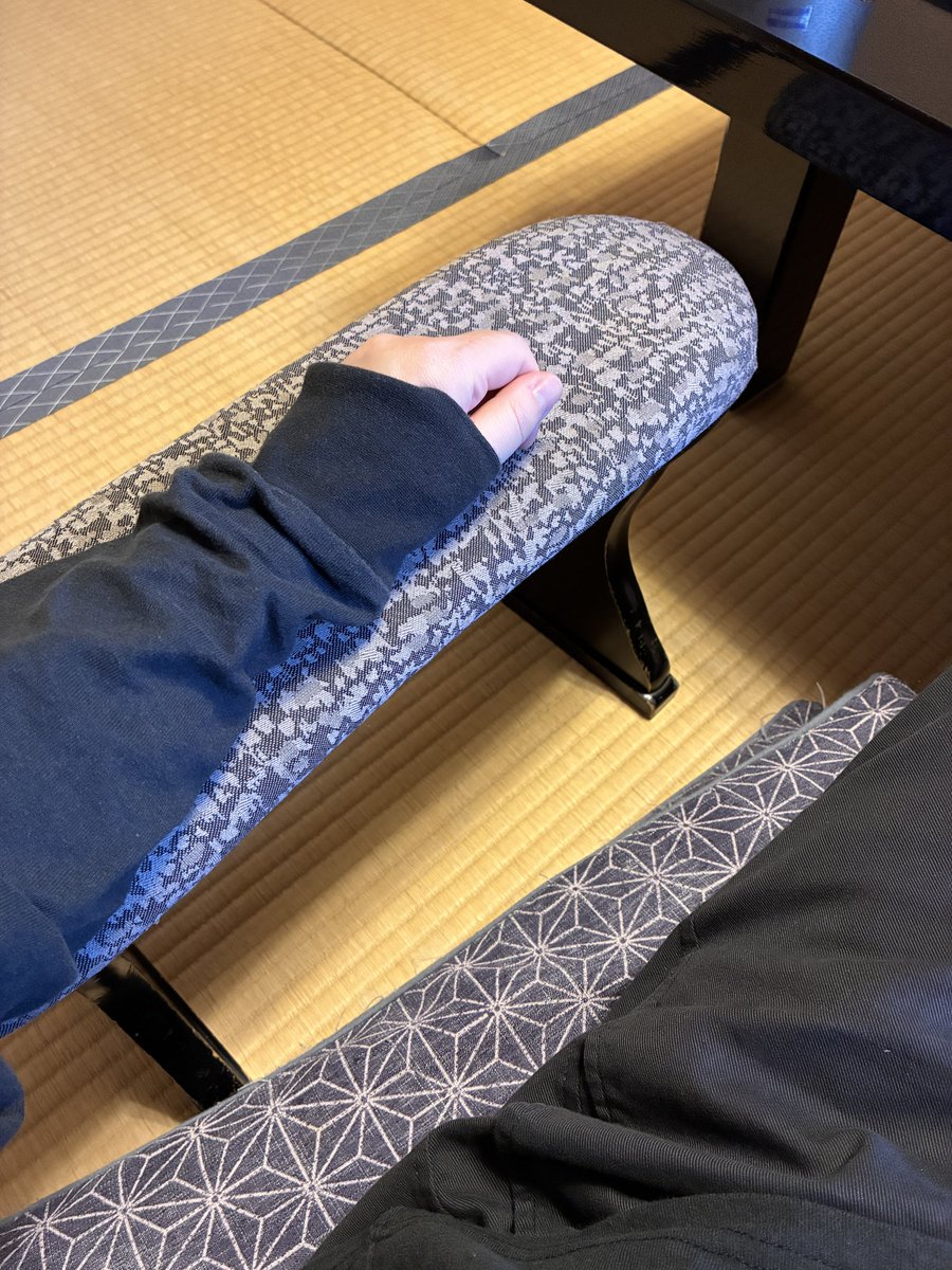 つな tweet media