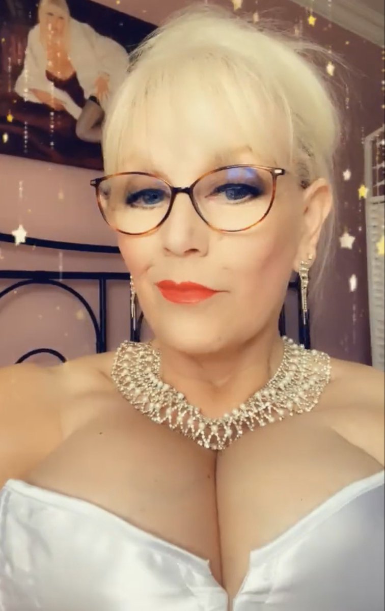 MzFee's_servus tweet media