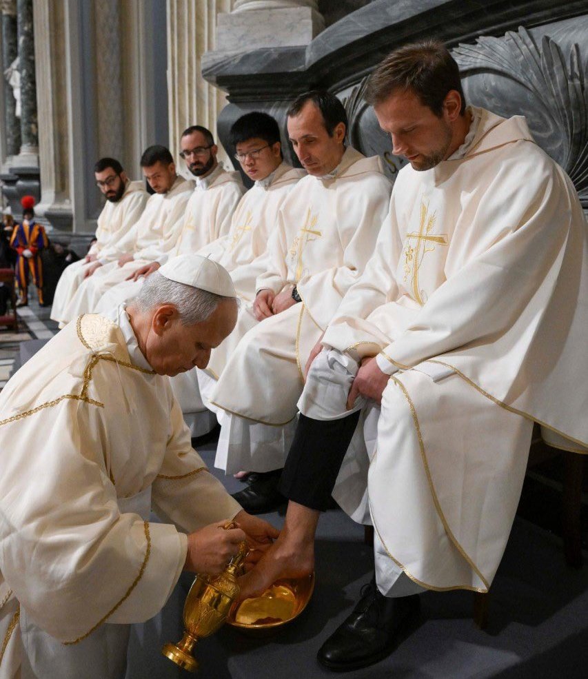 CatholicSusie's tweet image. I find it very symbolic that, in his first Holy Thursday as Pope, he washed the feet of the first priests he ordained as Pope. 
Like, is the new shepherd with his first priests. 🤍