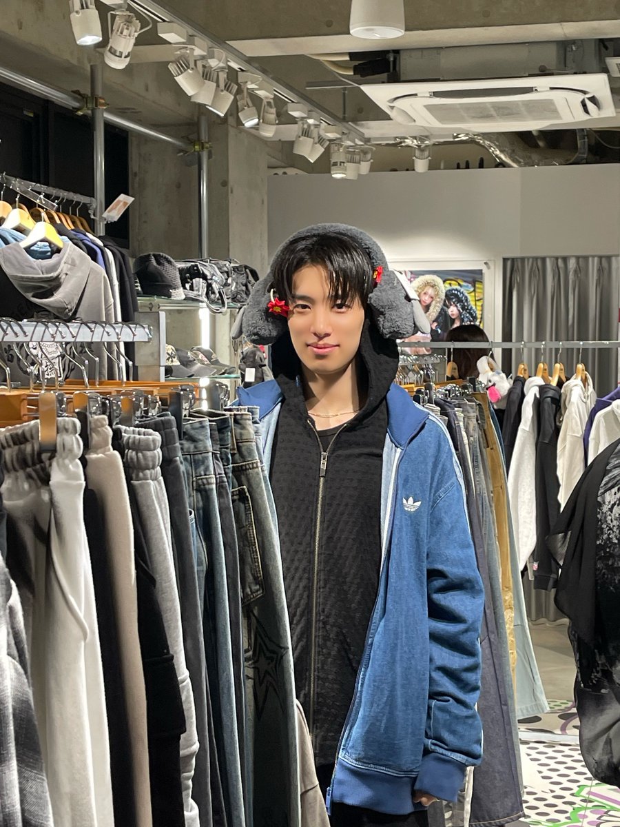 ALL(H)OURS tweet media