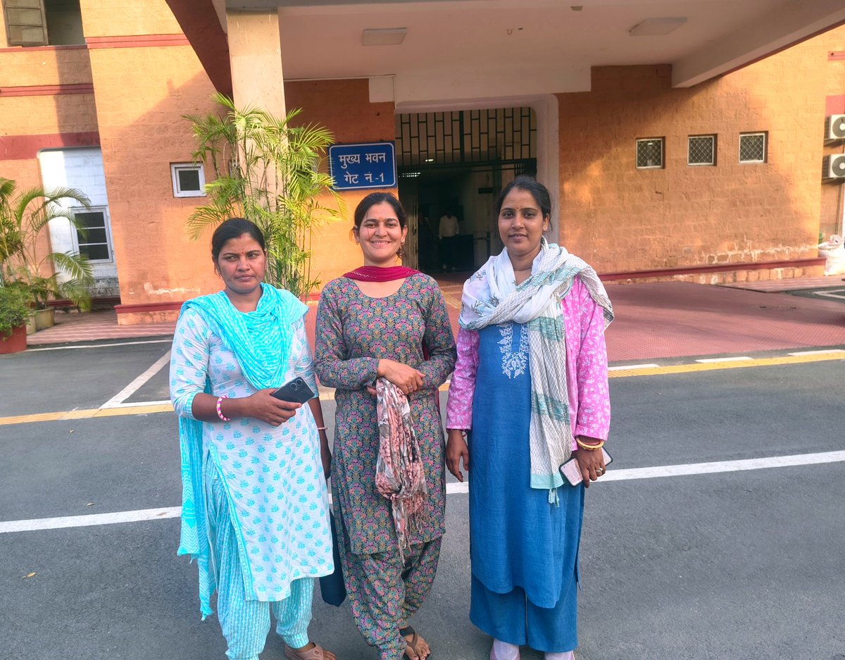 कर्ज उतर जाता है एहसान नहीं उतरता ,
एहसान का वजन शब्दों से बड़ा होता हैं... ❣️🌻

मामा..........🫣🫰🫰