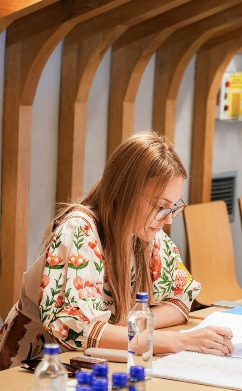 بعد الإعلان عن عودتهما بعمل جديد بعد 15 عاماً على "حريم السلطان"، صور من إجتماع خالد أرغنتش ومريم أوزرلي مع المخرج وكاتب السيناريو أوزجان ألبر، في أولى جلسات قراءة فيلمهما المنتظر "الربيع في أمروز" 