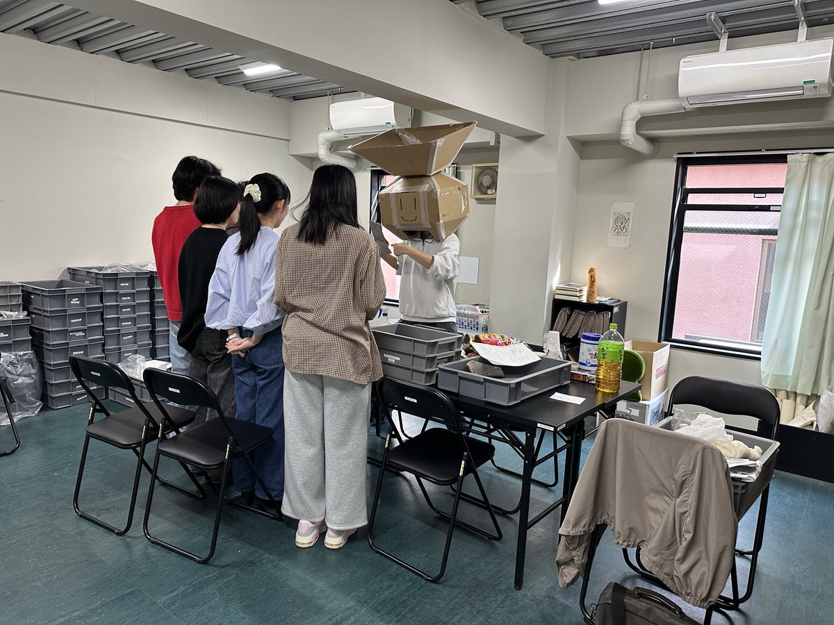 doshishakouko's tweet photo. 拓本体験と遺物展示の受付は終了いたしました🙇‍♀️
たくさんの方々にお越しいただき、ありがとうございました！
4/5,7の新歓散策も、ご参加お待ちしております！
 #春から同志社  #新歓 #考古学 https://t.co/uYzWo9sv4S