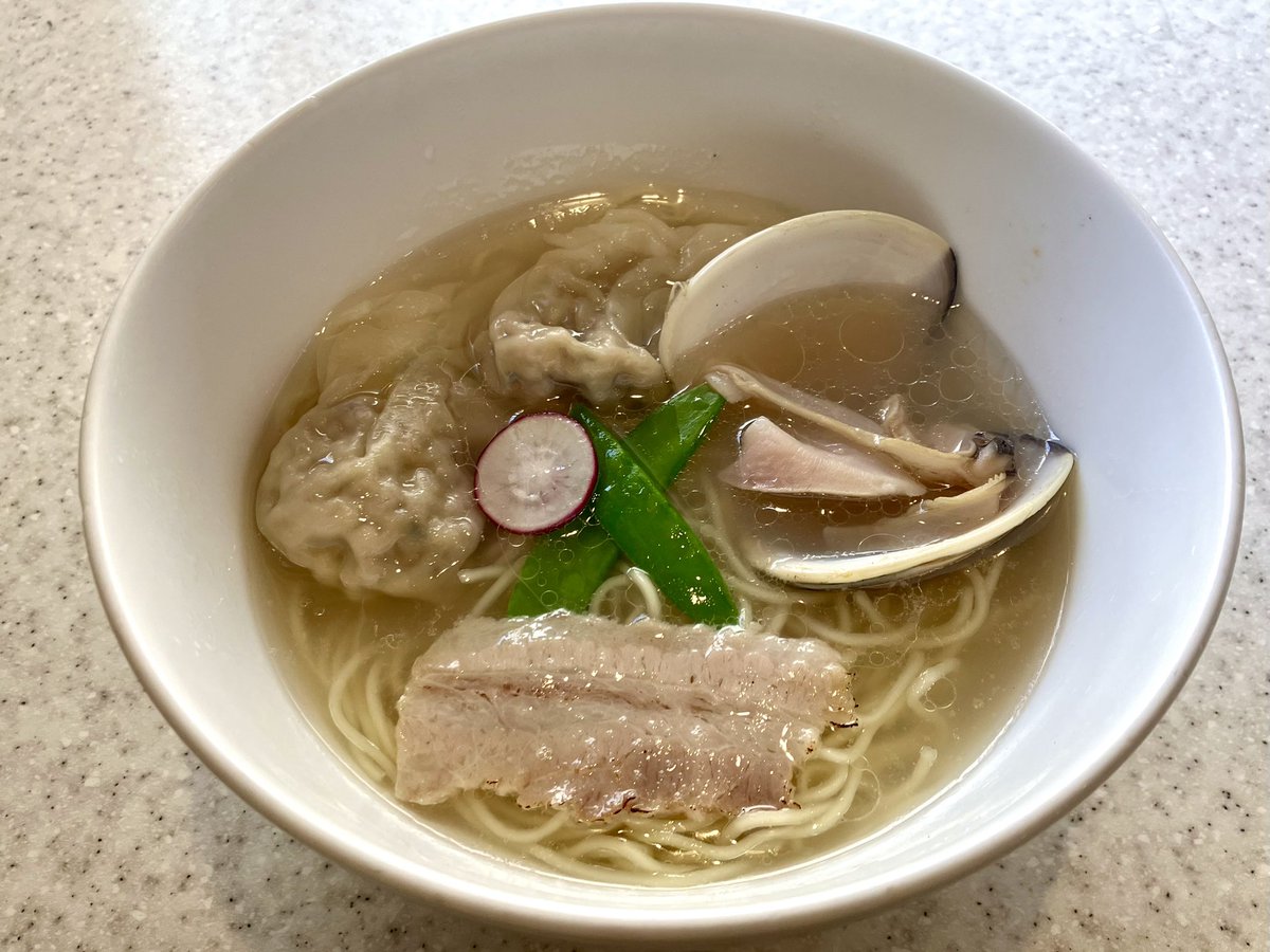 arigataya_ramen's tweet photo. 4/4(土)は朝、昼、夜
4/5(日)は朝、昼
営業です

4、5土日の朝ラー限定は
はまぐりらぅめん（1,450円）
です

はまぐり出汁をしっかり効かせた豚清湯のスープを塩ダレでまとめ北海道産春よ恋特等粉の細麺を合わせました

九十九里産はまぐり、サヤエンドウ、豚バラチャーシュー、はまぐりワンタンをトッピング

はまぐりワンタンはタタキはまぐり、鶏ももミンチを合わせはまぐり出汁を合わせてしっかり練り込んだ餡をワンタンで包みました
ぎっしり身が詰まったワンタンは
噛むとジュワーとはまぐりの旨みが溢れます

限定ご飯は
ローストビーフのせそぼろご飯（500円）
です

甘辛く煮た牛そぼろ、たまごそぼろ、ローストビーフをトッピングした贅沢ご飯です
￼

土日は朝、昼、夜営業です
朝は朝ラー限定と定番汁あり（8時〜10時30分）
昼は定番メニューと限定未定（11時半〜14時）
夜は定番メニューと限定未定（18時〜19時半）
で営業です

4/5は孫が欲しいです
一緒に鈴鹿サーキットに行って無責任に甘やかしたい