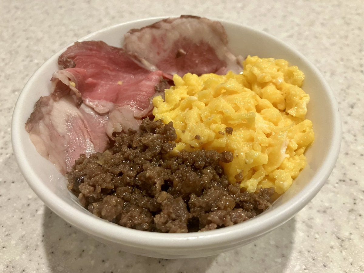 arigataya_ramen's tweet photo. 4/4(土)は朝、昼、夜
4/5(日)は朝、昼
営業です

4、5土日の朝ラー限定は
はまぐりらぅめん（1,450円）
です

はまぐり出汁をしっかり効かせた豚清湯のスープを塩ダレでまとめ北海道産春よ恋特等粉の細麺を合わせました

九十九里産はまぐり、サヤエンドウ、豚バラチャーシュー、はまぐりワンタンをトッピング

はまぐりワンタンはタタキはまぐり、鶏ももミンチを合わせはまぐり出汁を合わせてしっかり練り込んだ餡をワンタンで包みました
ぎっしり身が詰まったワンタンは
噛むとジュワーとはまぐりの旨みが溢れます

限定ご飯は
ローストビーフのせそぼろご飯（500円）
です

甘辛く煮た牛そぼろ、たまごそぼろ、ローストビーフをトッピングした贅沢ご飯です
￼

土日は朝、昼、夜営業です
朝は朝ラー限定と定番汁あり（8時〜10時30分）
昼は定番メニューと限定未定（11時半〜14時）
夜は定番メニューと限定未定（18時〜19時半）
で営業です

4/5は孫が欲しいです
一緒に鈴鹿サーキットに行って無責任に甘やかしたい