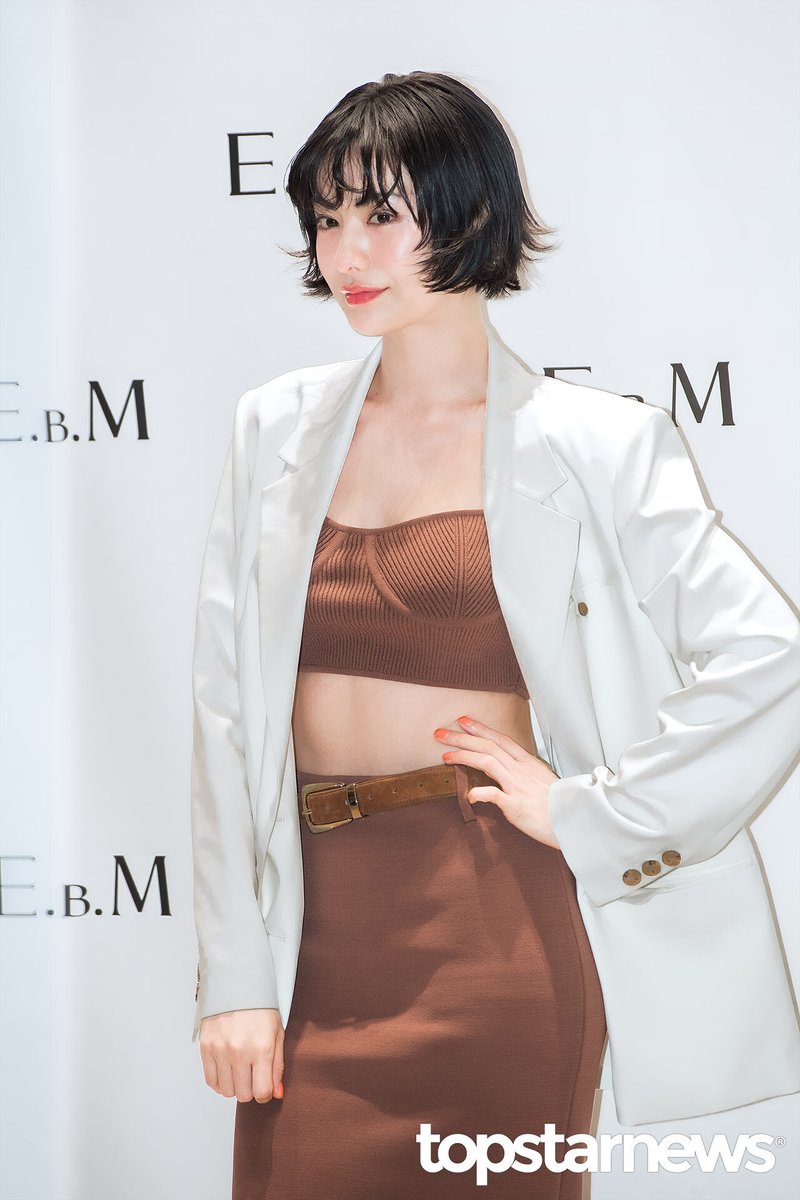 nanaaholic's tweet photo. 260403 Nana in Starfield Goyang E.B.M Store #NANA #나나 https://t.co/568Ub6soBM