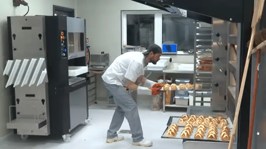 la1ere's tweet photo. “Des coups de poignard, j'en ai pris un certain nombre" : le boulanger claque la porte et ferme définitivement après de nombreuses critiques

➡️Le gérant de l'unique boulangerie de Miquelon annonce la fermeture définitive de son établissement.

📱💻https://t.co/TgoM38XrnP https://t.co/CIrpNq10Vl