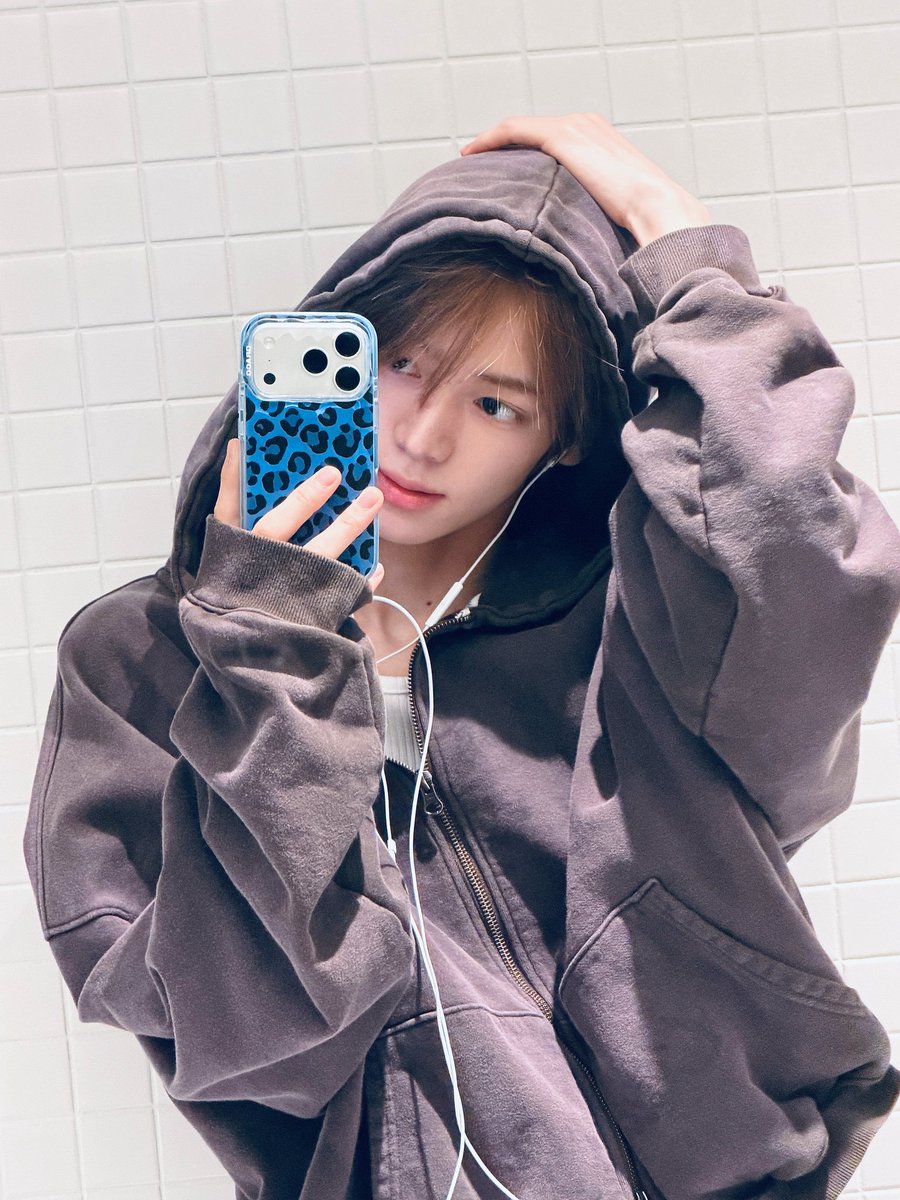 kzeeo0's tweet photo. 한진이 거울셀카 실력 점점 늘고있는거 아는 사람
옛날에는 우리아빠 처럼 찍어서 개놀렸는데
요즘은 존나 아이돌이 되어버림 https://t.co/SJ0R2TZebu
