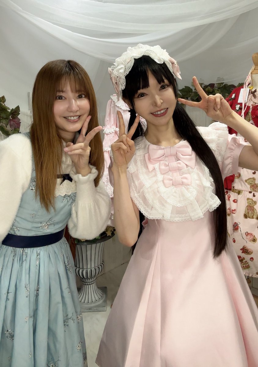 nagi731's tweet photo. まゆろんちゃんと乃木さんが実店舗に遊びにきてくれたよ！（乃木さんはカメラの向こう側）
甘いもゴスいも似合うまゆろんちゃん最高かわいい！！🫶🫶 https://t.co/9xPx6VKcVT