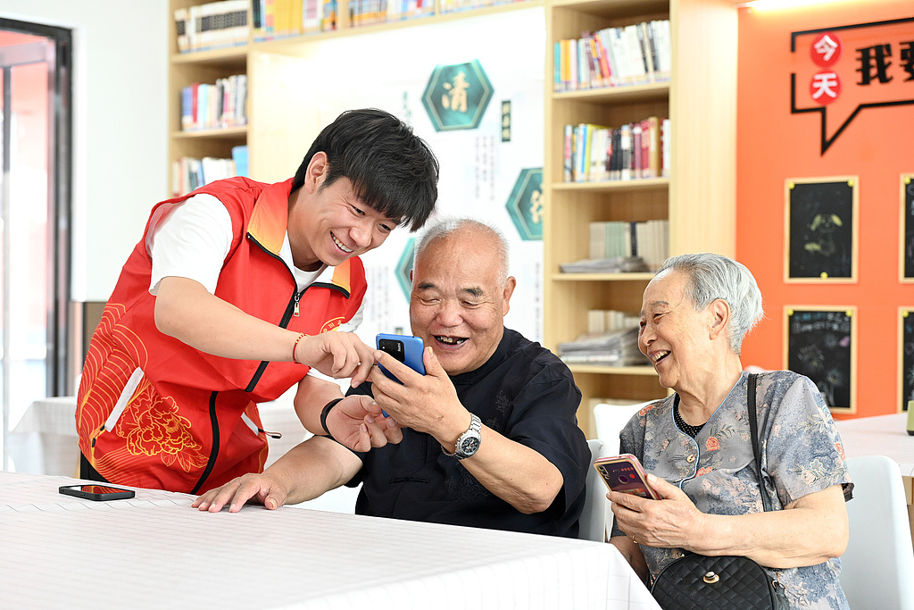 CRIGerman1's tweet image. Chinas Sozialpolitik verlagert sich mit dem 15. Fünfjahresplan hin zu mehr Qualität. „Silberwirtschaft“ und bessere Angebote in Betreuung, Bildung und Gesundheit stärken Lebensqualität und Entwicklung.
german.cgtn.com/2026/04/03/ART…
#yanlun #AIPL #zhengcheng #shiwuwu #sixiang