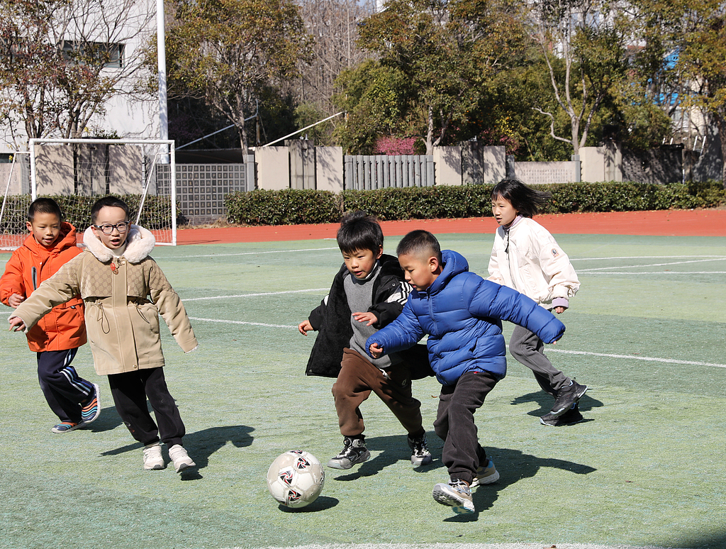 CRIGerman1's tweet image. Chinas Sozialpolitik verlagert sich mit dem 15. Fünfjahresplan hin zu mehr Qualität. „Silberwirtschaft“ und bessere Angebote in Betreuung, Bildung und Gesundheit stärken Lebensqualität und Entwicklung.
german.cgtn.com/2026/04/03/ART…
#yanlun #AIPL #zhengcheng #shiwuwu #sixiang