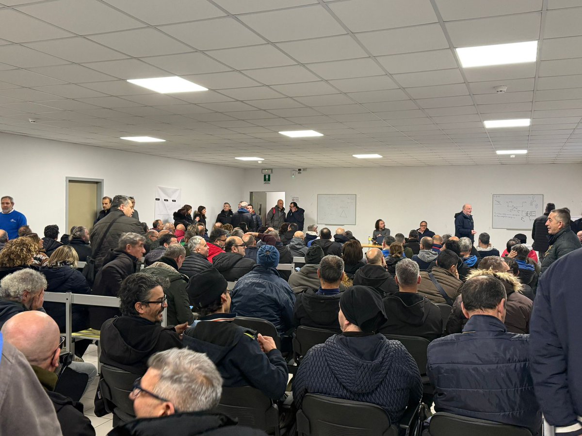 filcacisltabr's tweet photo. Crisi #Natuzzi: assemblee con lavoratrici e lavoratori

#FILCACISLTarantoBrindisi presente al confronto: no a chiusure, sì a tutela occupazionale, investimenti e rilancio.

Unità e coinvolgimento per affrontare la crisi.
🤝 
#FILCACisl al fianco dei lavoratori, sempre. https://t.co/qKi8js9r31