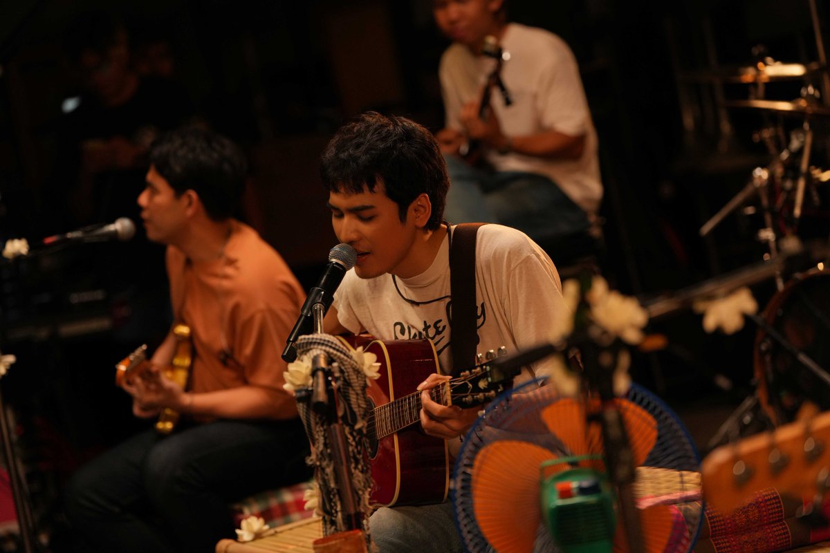 “ด้วยรักและเพลงเศร้า” Live Session พิเศษจาก โจอี้ ภูวศิษฐ์ ชวนแฟนคลับร่วมโอบกอดความเสียใจอย่างอ่อนโยน
 
ถ้าความเศร้ามีเสียงเป็นของตัวเอง ก็น่าจะมีเสียงแบบ Live Session โปรเจกต์พิเศษจาก โจอี้ ภูวศิษฐ์  “ด้วยรักและเพลงเศร้า” ที่ตั้งใจหยิบเอาเพลงเศร้าของโจอี้ ภูวศิษฐ์