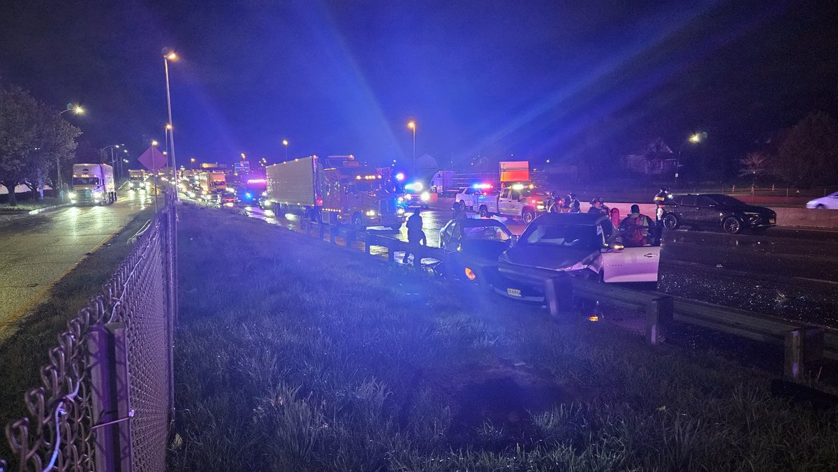 St. Louis police are investigating a fatal crash on eastbound I-70 at Union. At least five vehicles are involved. It appears the fatality was a pedestrian on the highway.
Eastbound I-70 will be closed for some time as the investigation continues.