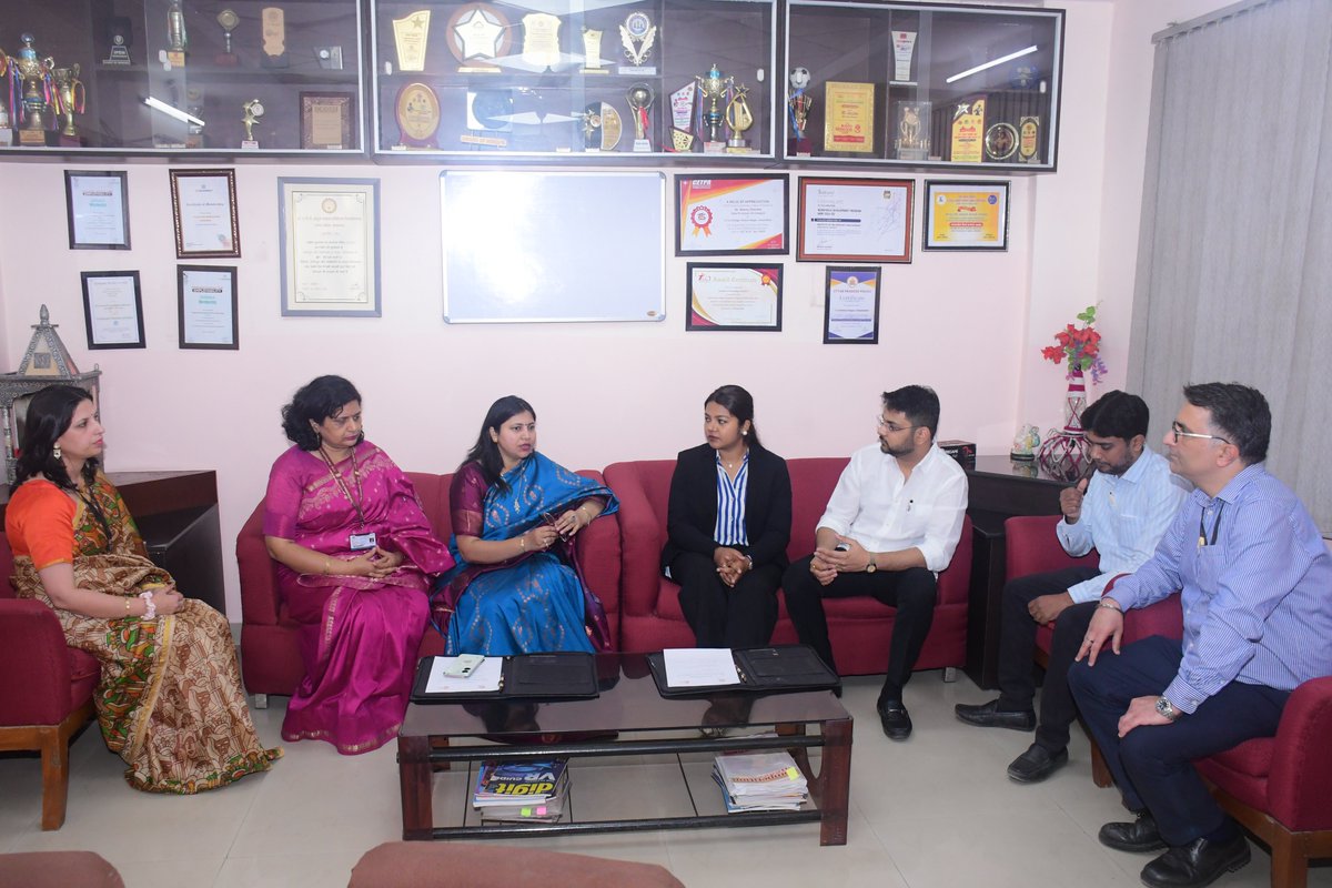 ITSMohanNagar's tweet image. I.T.S. Mohan Nagar UG Campus organized a Foreign Language MoU Signing Ceremony in collaboration with CoLingo Education, Delhi NCR, marking a significant step towards enhancing global learning opportunities for students.
#ITSMohanNagar #MoUSigning #ForeignLanguage #GlobalSkills