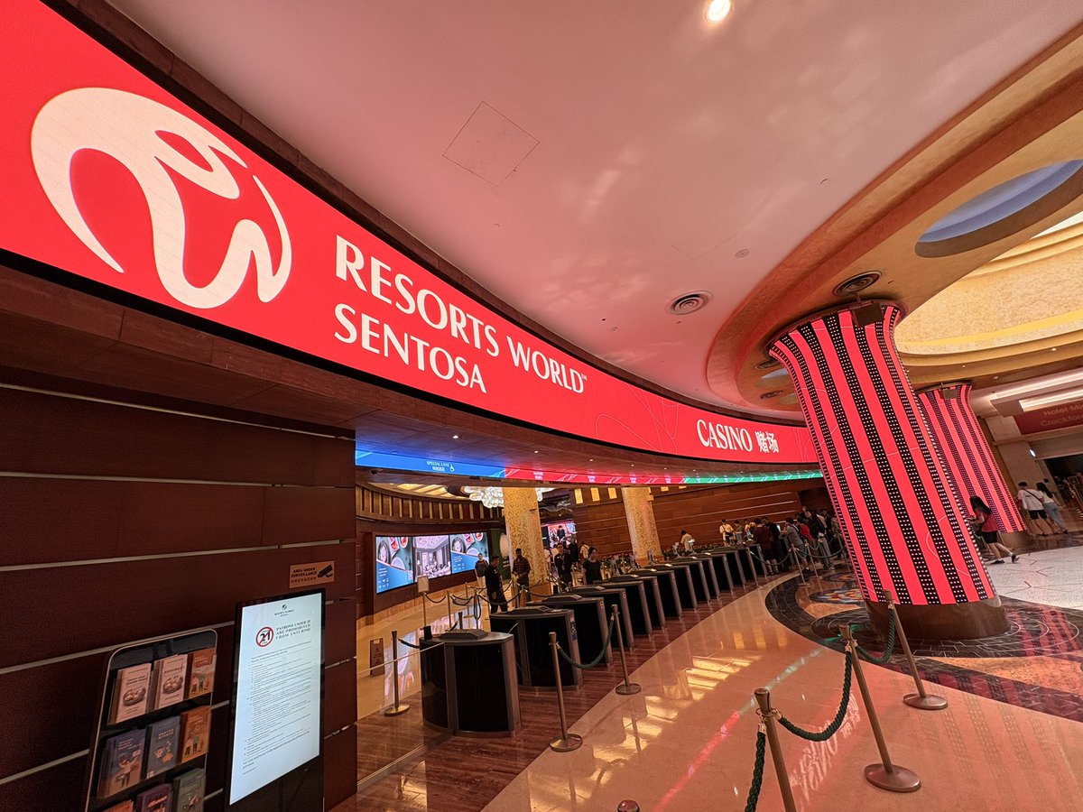 poker__yo's tweet photo. 社員旅行でシンガポール、最低レート10-20で「さすがに座れないかあ」と悩みながらルーレットしたら+600ドル、帰るかぁ🚶 https://t.co/J4cGIHz2D0