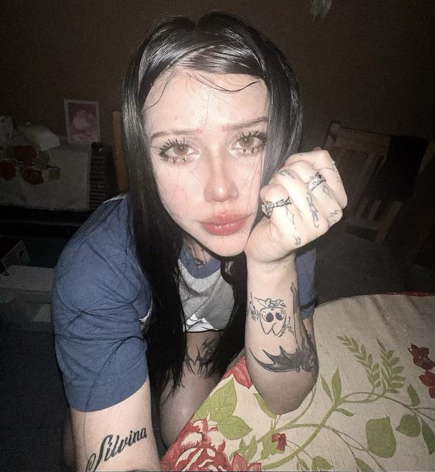 Kuchelinita's tweet image. q harias si voy a tu casa y te miro asi