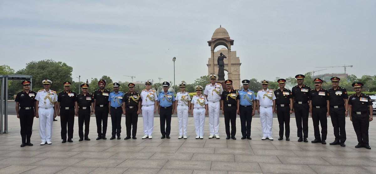dgafms_mod's tweet photo. On #AMCDay today, Surg VAdm Arti Sarin, DGAFMS, greeted the DGsMS of the Army, Navy, and Air Force, and #DCIDS (Med). The senior AFMS officers gathered at the #NWM to lay wreaths and pay solemn homage to our fallen heroes.
@adgpi
@indiannavy
@IAF_MCC
@HQ_IDS_India
@PIB_India
@SpokespersonMoD
#DGAFMS