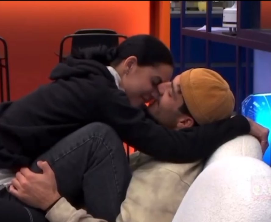 sonoesauritissima_ tweet media