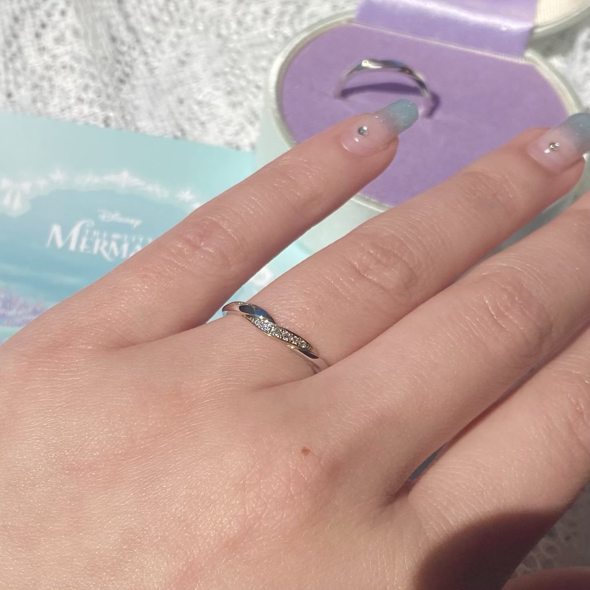 JKPLANET's tweet photo. ディズニーリトル・マーメイド シークレット オブ ザ シー 結婚指輪
海底(プラチナ)に地上の光(シャイニーゴールド)が差し込む様子を2色の素材で表現しています🫧
左側のダイヤモンドの留め終わり部分は、水の中を泳ぐ「アリエルの尾びれ」をイメージした形に🧜‍♀️ https://t.co/fwyGXQ88QL