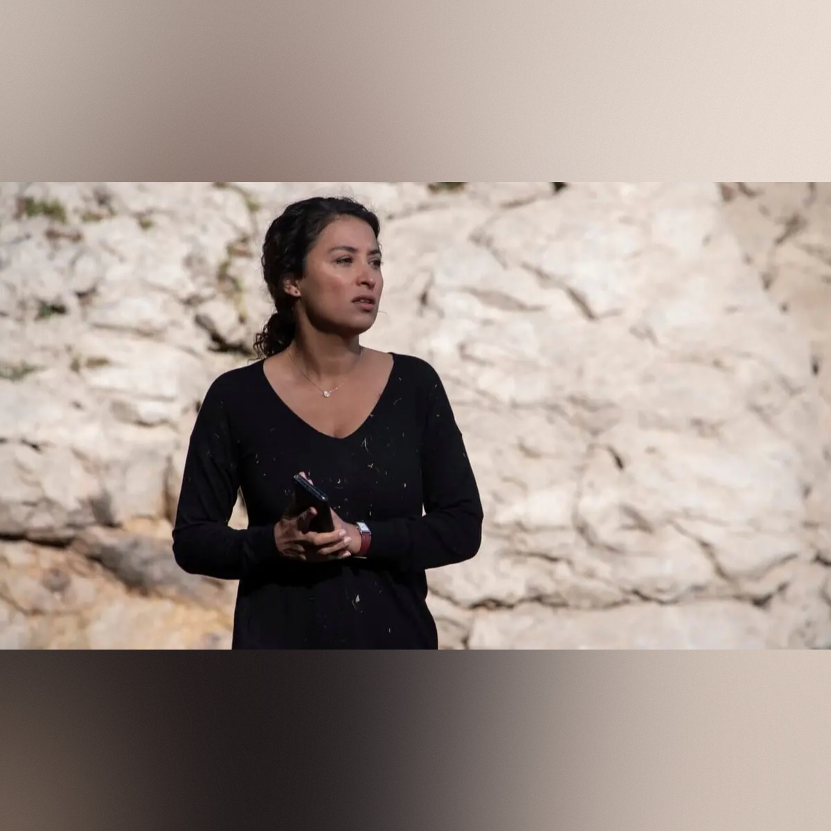 Mediasinfos's tweet photo. 2.7 Millions de téléspectateurs pour la rediff du téléfilm #MortellesCalanques qui était 2ème des audiences hier soir en prime sur #France3 avec #ShemssAudat et #PhilippeBas. Retrouvez notre article ci-dessous. https://t.co/pKpkPhMgjE