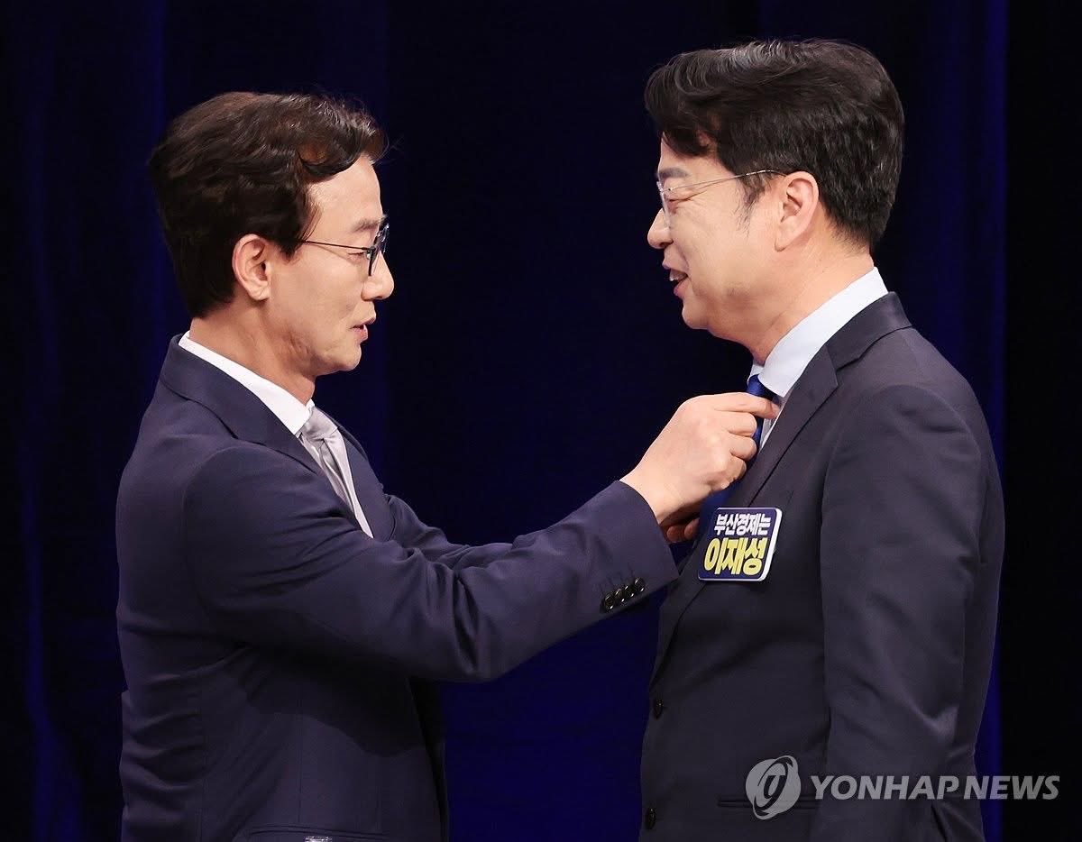 오늘 이재성후보님과 경선 TV토론을 했습니다. 좋은 공약과 지혜를 함께 모아내서 더 크게 하나되는 경선이 될 수 있도록 열과 성을 다하겠습니다. 이재성후보님, 고생 많으셨습니다.