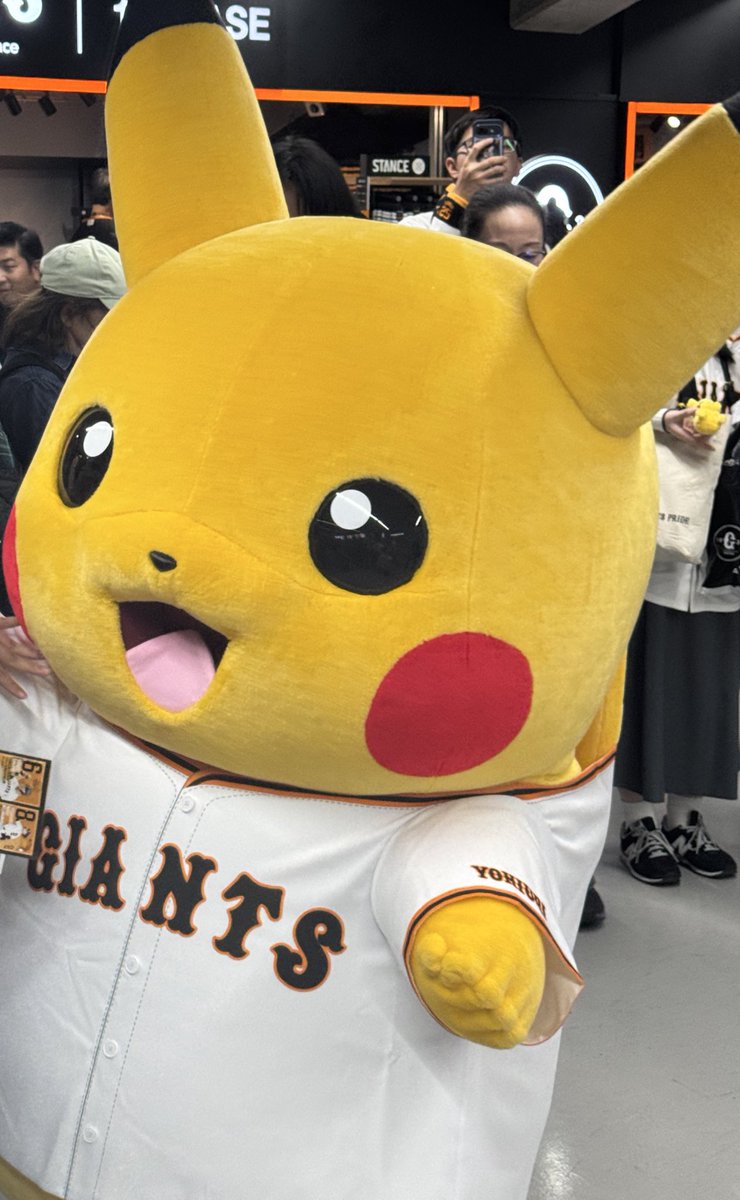 ポケモンコラボのジャイアンツ戦に来た！！ ユニフォームを着せて