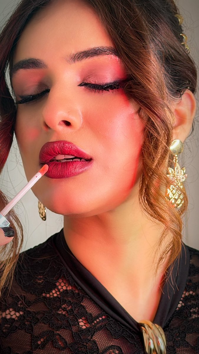Nehhaamalik's tweet image. Silk over my mouth… 👄💋😍
:
:
More on Instagram-instagram.com/p/DWqOAdNCGd_/…

#nehamalik #portraitphotography #makeup #fashionista #fyp #trendingpost