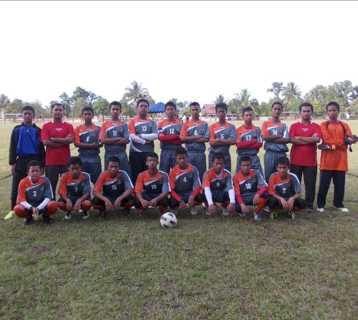 afiqqfaizul's tweet photo. @AhmadRidzuanAG Tak sangka tuan adalah ex player MRSM Kota Putra. Kisah kami 13 tahun lepas, lawan yang sama jumpa di suku akhir. Yang menarik, kami mendahului dan player mereka yang dah kena Red card boleh masuk semula ke padang, akhirnya kami tewas di penentuan sepakan penalti 😅 https://t.co/knJwexBPqg