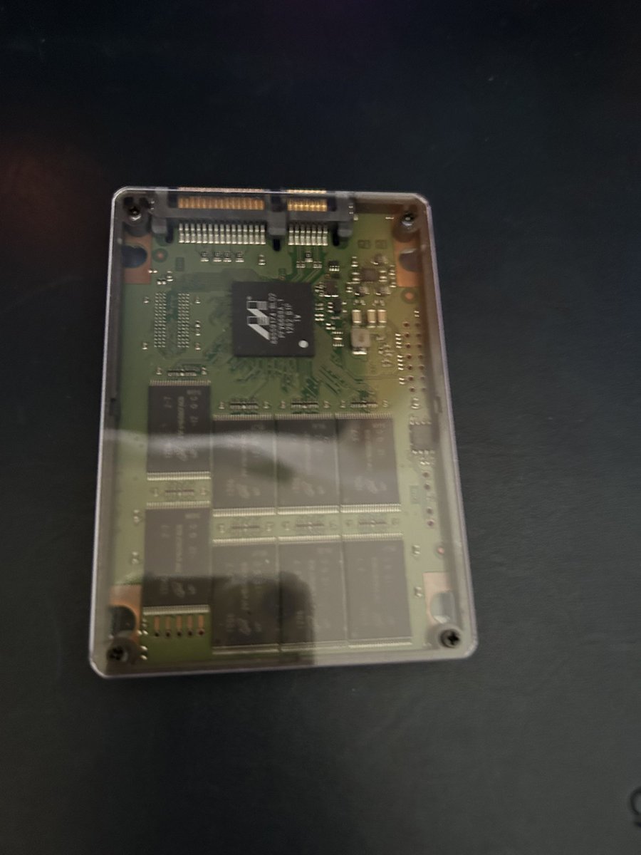 metalvan_mark2's tweet photo. 思いつきで余ってるSATAのSSD殻割ってアクリル板で挟んだだけなんだが、結構いい外付けドライブになった気がする。 https://t.co/N4qQmFA0qT